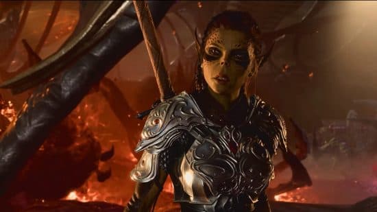 Καλύτερες κατασκευές Baldur's Gate 3: Lae'zel, μια μαχήτρια Githyanki, ντυμένη με περίτεχνη πανοπλία από πλάκες με κόκκινα κοσμήματα, ένα βαρύ σπαθί δεμένο στην πλάτη της.