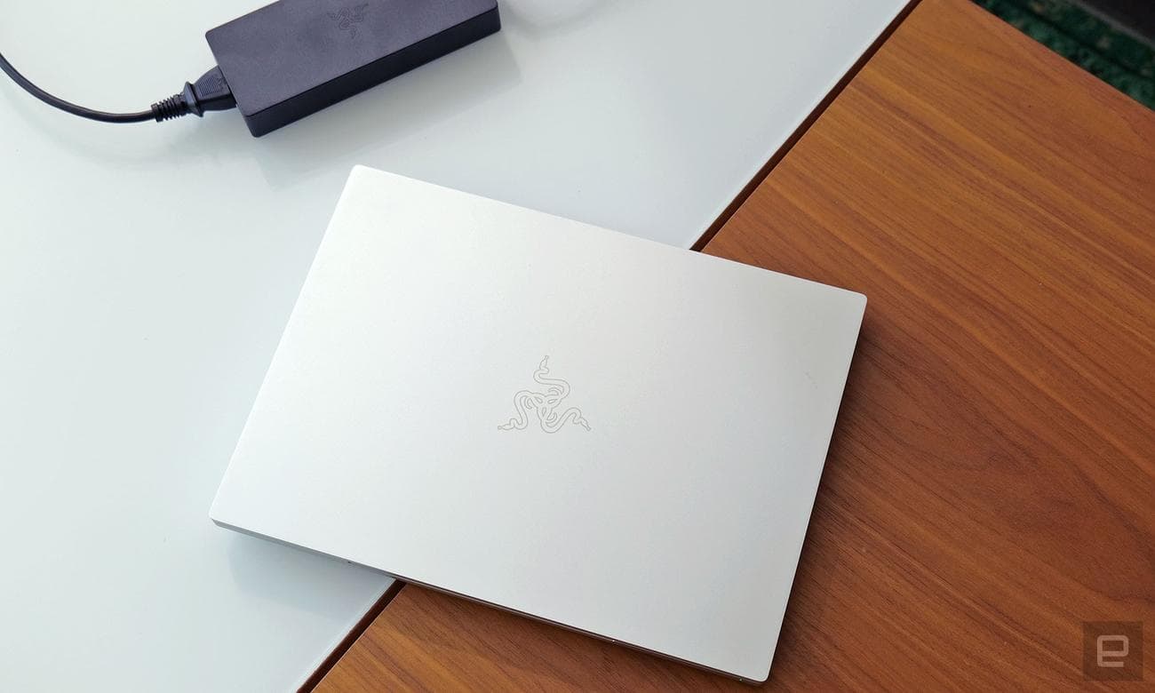 Το παρεχόμενο power brick του Blade 14 έχει ονομαστική ισχύ 240 Watt, αλλά μπορείτε επίσης να φορτίσετε το φορητό υπολογιστή μέσω USB-PD έως και 100 Watt με ένα τσίμπημα.