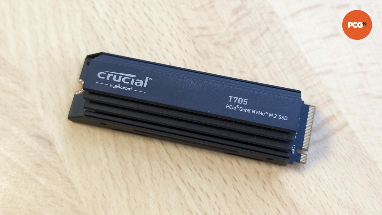 Crucial T705 SSD σε ξύλινη επιφάνεια