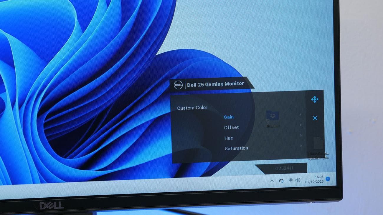 Εικόνα ανασκόπησης του Dell G2524H που δείχνει την οθόνη ενεργοποιημένη με ορατό το προσαρμοσμένο μενού συστήματος χρωμάτων.