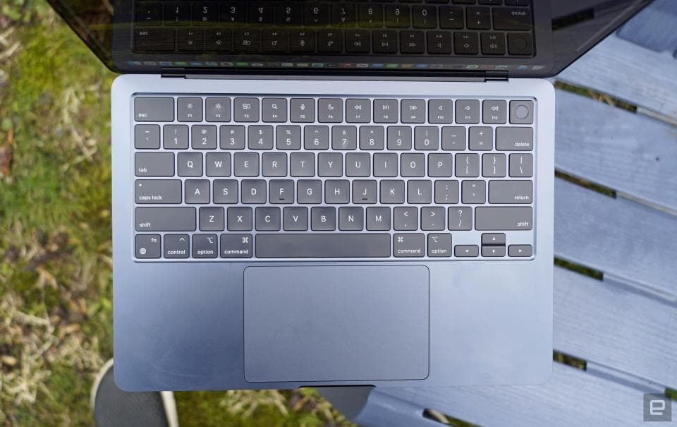 MacBook Air M3 13 ιντσών από την κορυφή