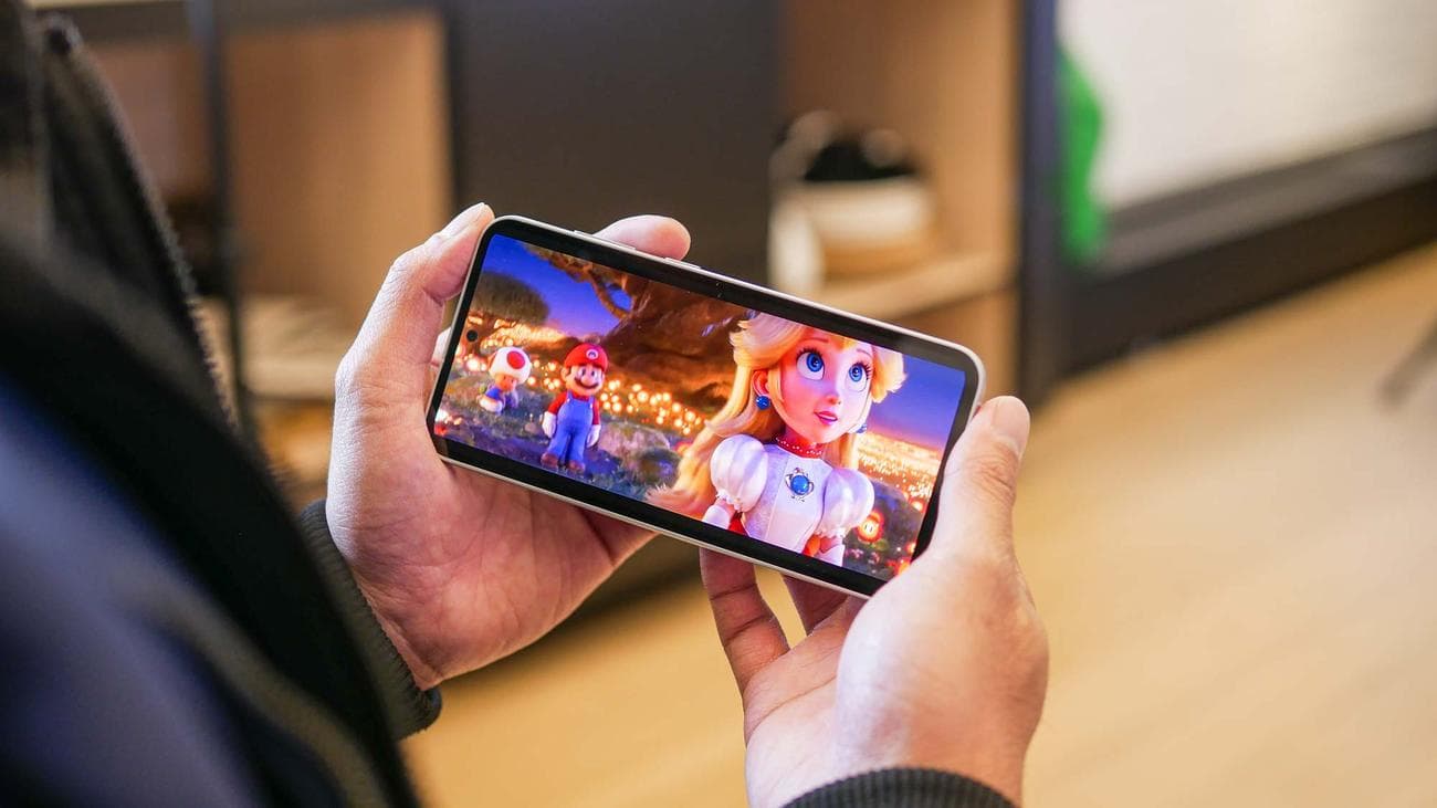 Άτομο που χρησιμοποιεί το Samsung Galaxy S23 FE.