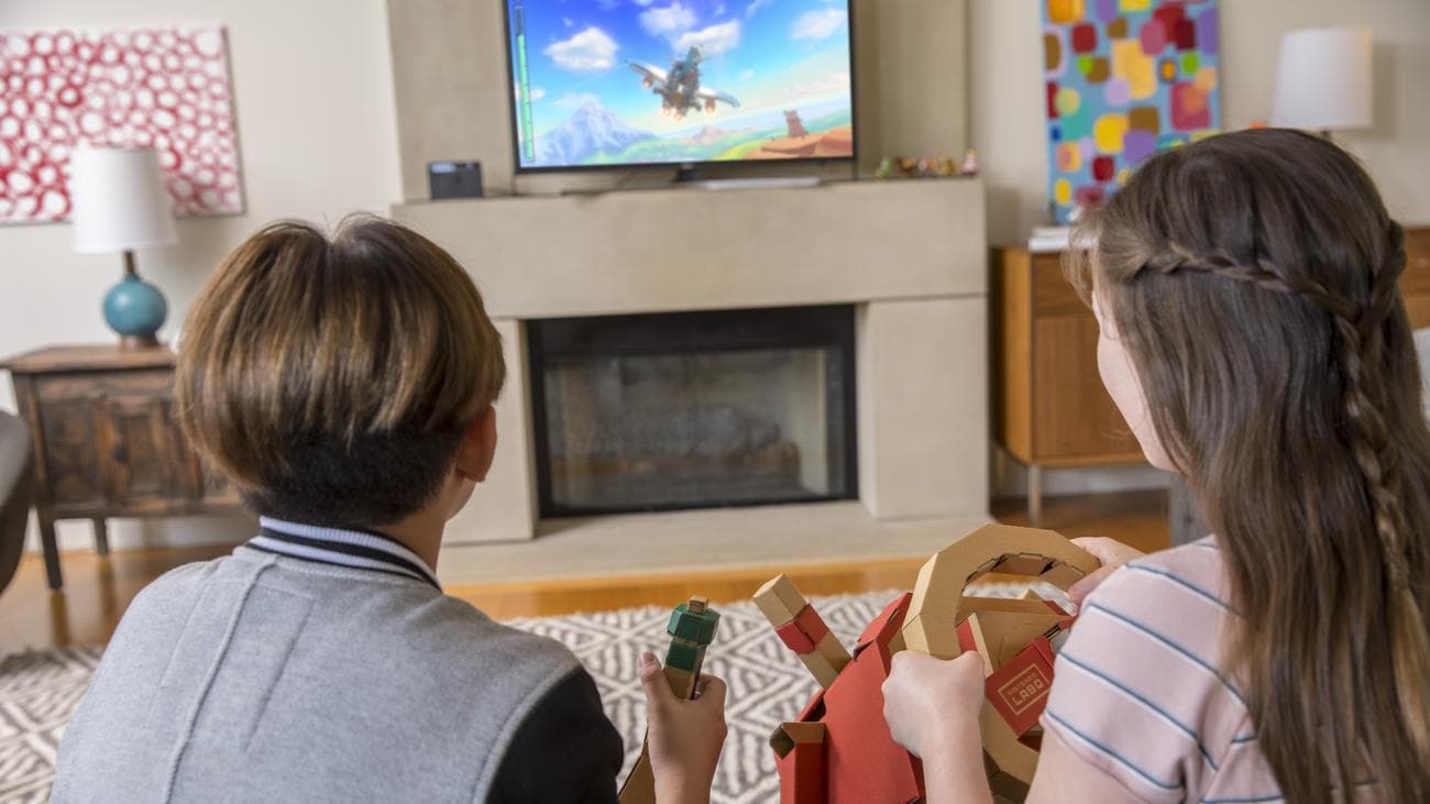 Δύο παιδιά παίζουν Switch με μια δημιουργία Labo