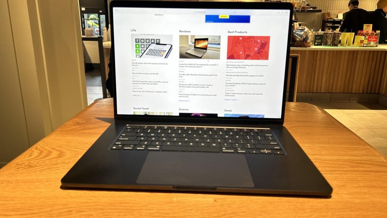M3 MacBook Air 15 ιντσών σε τραπέζι