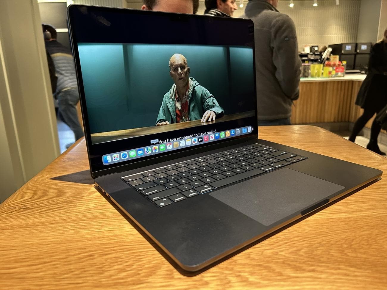 M3 MacBook Air 15 ιντσών σε τραπέζι