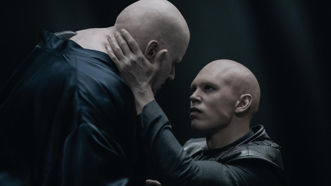 Ο Feyd-Rautha Harkonnen κρατά το πρόσωπο του Baron Harkonnen καθώς επιπλέει από πάνω του.