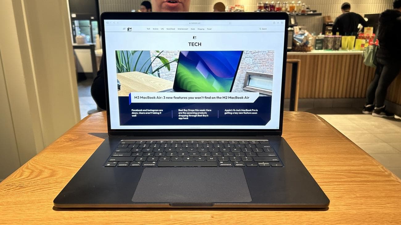 M3 MacBook Air 15 ιντσών σε τραπέζι