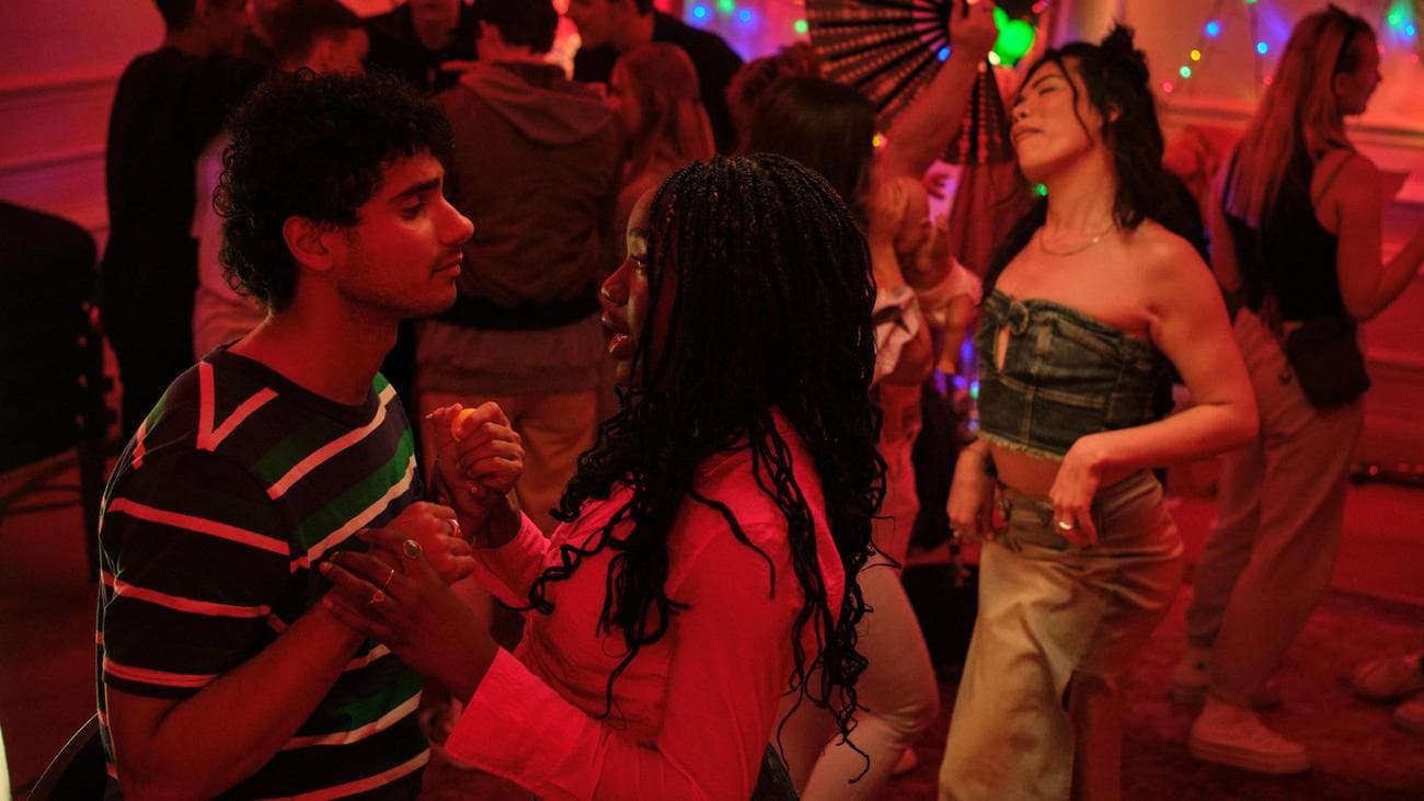 Άνθρωποι γύρω στα 20 χορεύουν σε ένα πάρτι.