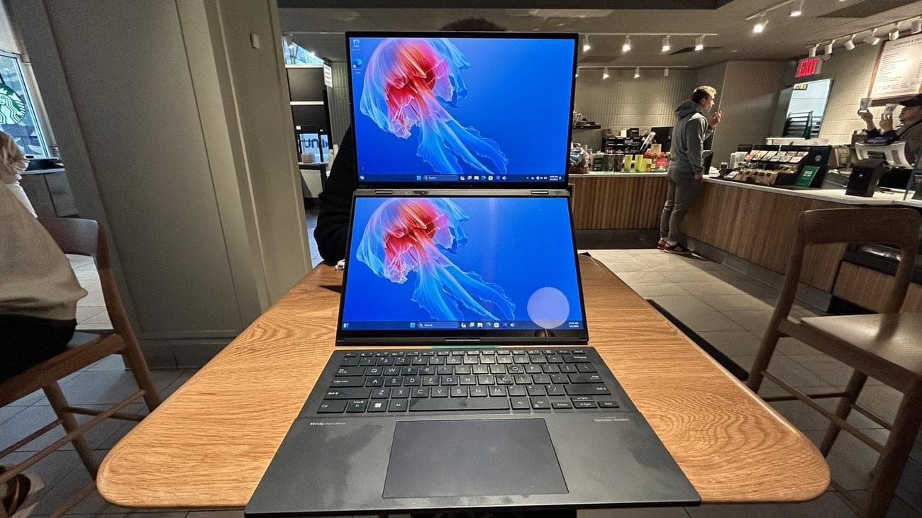 Το Asus Zenbook Duo σε ένα καφέ Starbucks