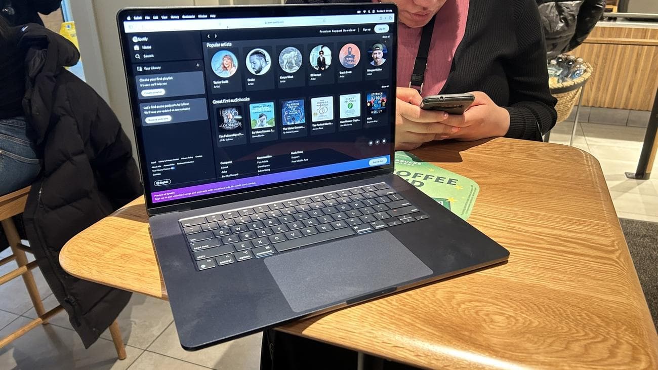 M3 MacBook Air 15 ιντσών σε τραπέζι