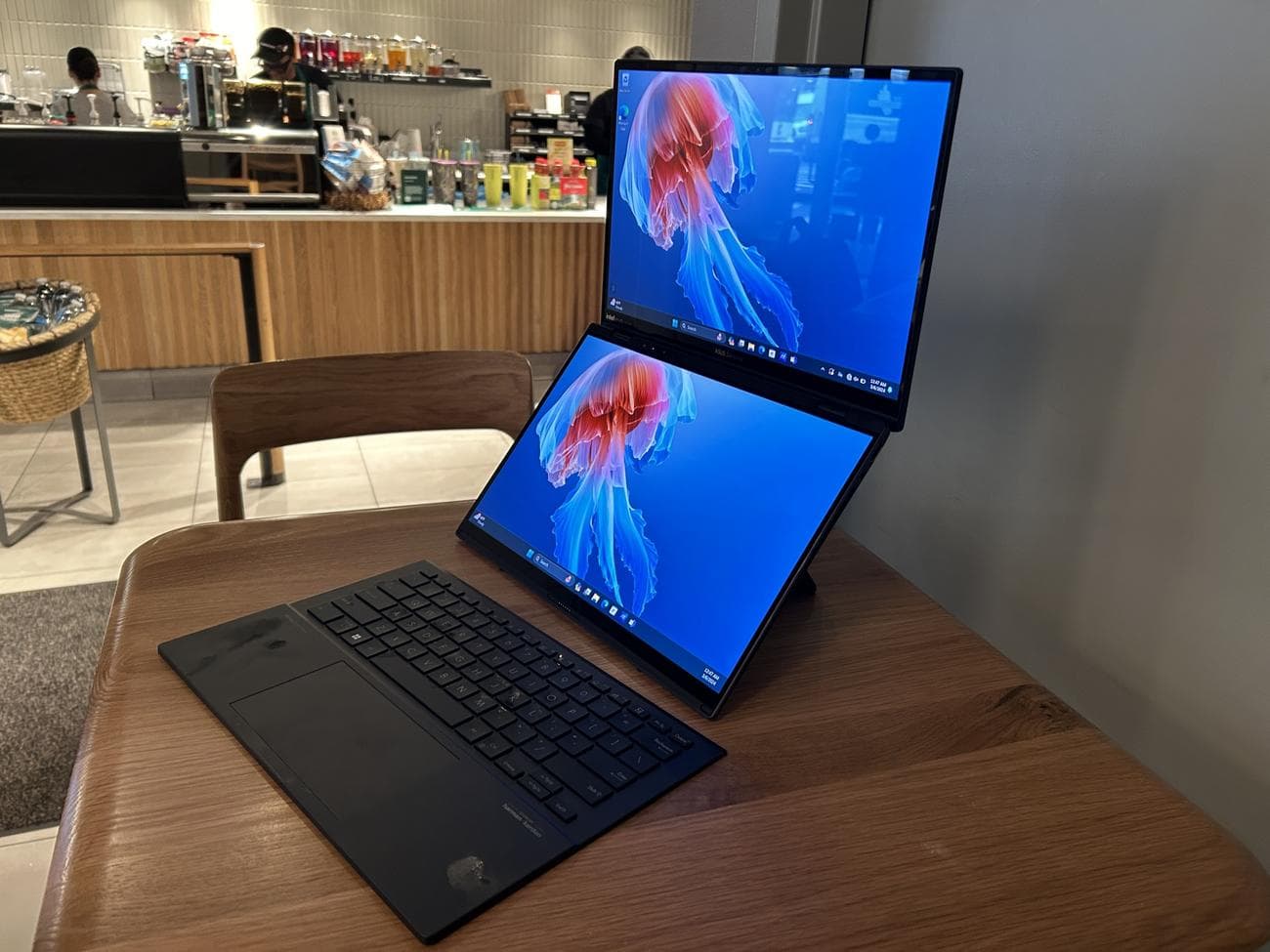 Asus Zenbook Duo με αποσπώμενο πληκτρολόγιο σε τραπέζι