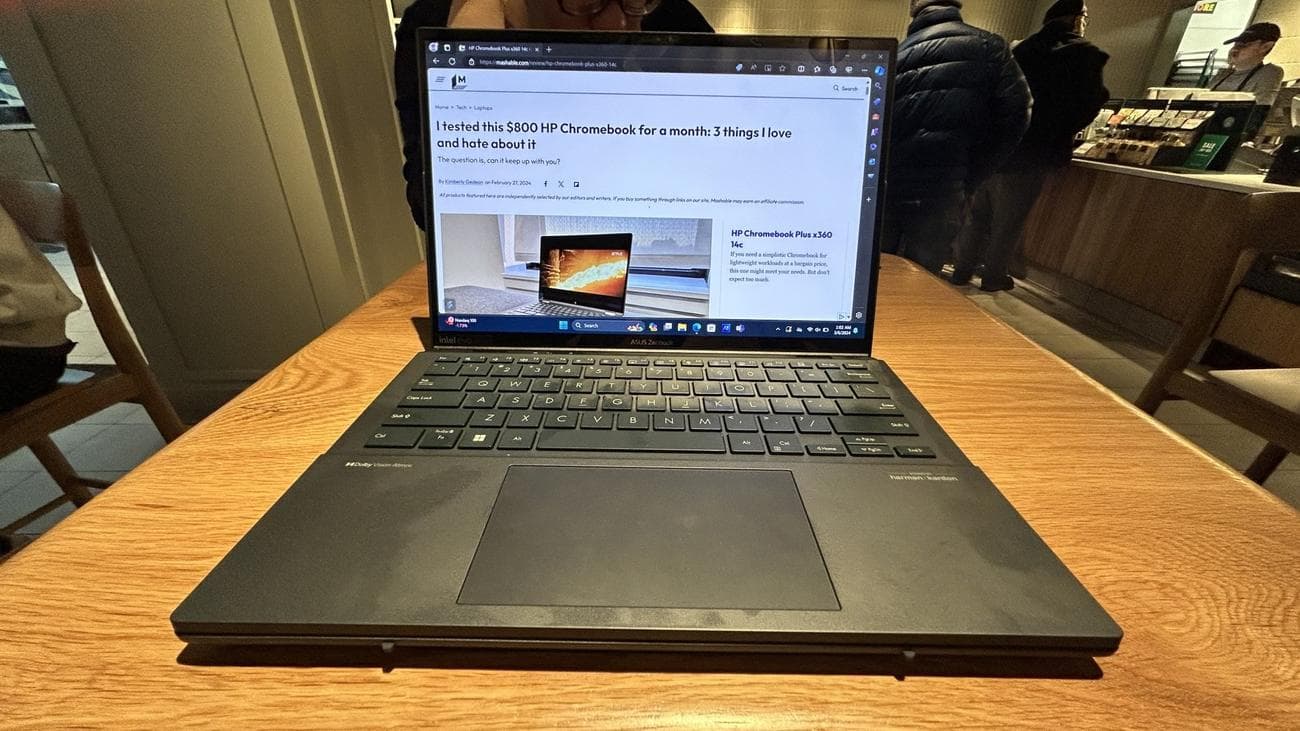 Asus Zenbook Duo σε λειτουργία clamshell σε ένα τραπέζι