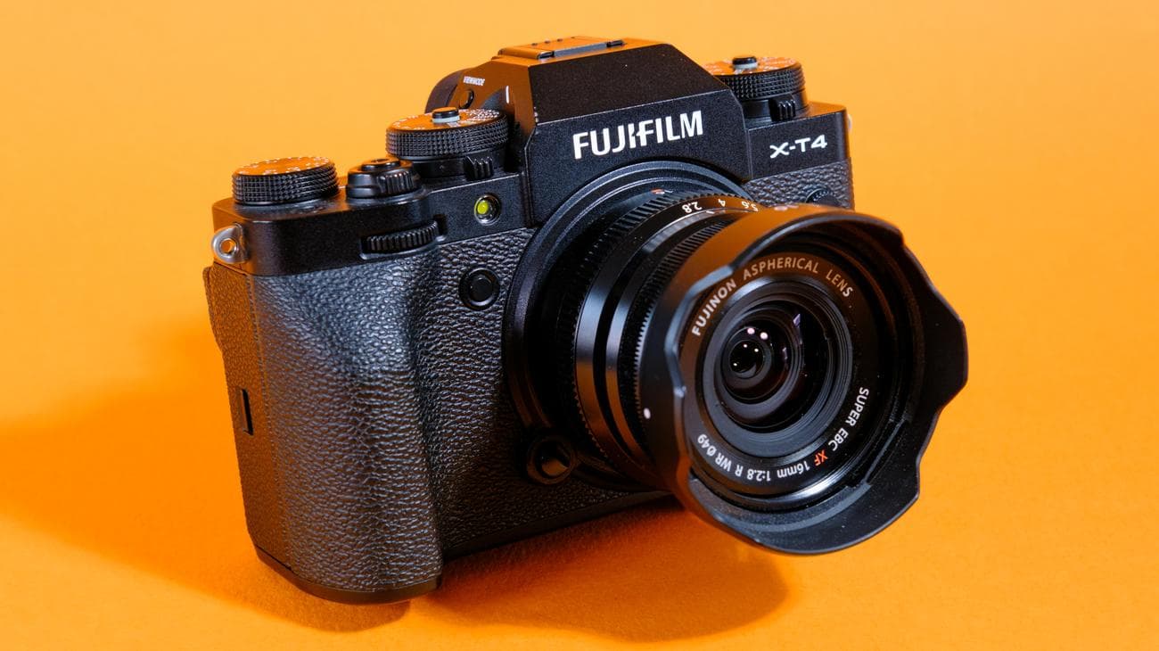 Μια φωτογραφία της Fujifilm X-T4 σε πορτοκαλί φόντο.