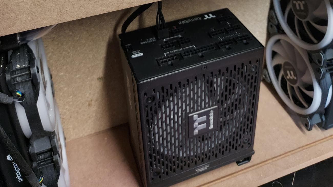 Ένα PSU και ορισμένα άλλα εξαρτήματα υπολογιστή μέσα στον υπολογιστή παιχνιδιών Pac-Man