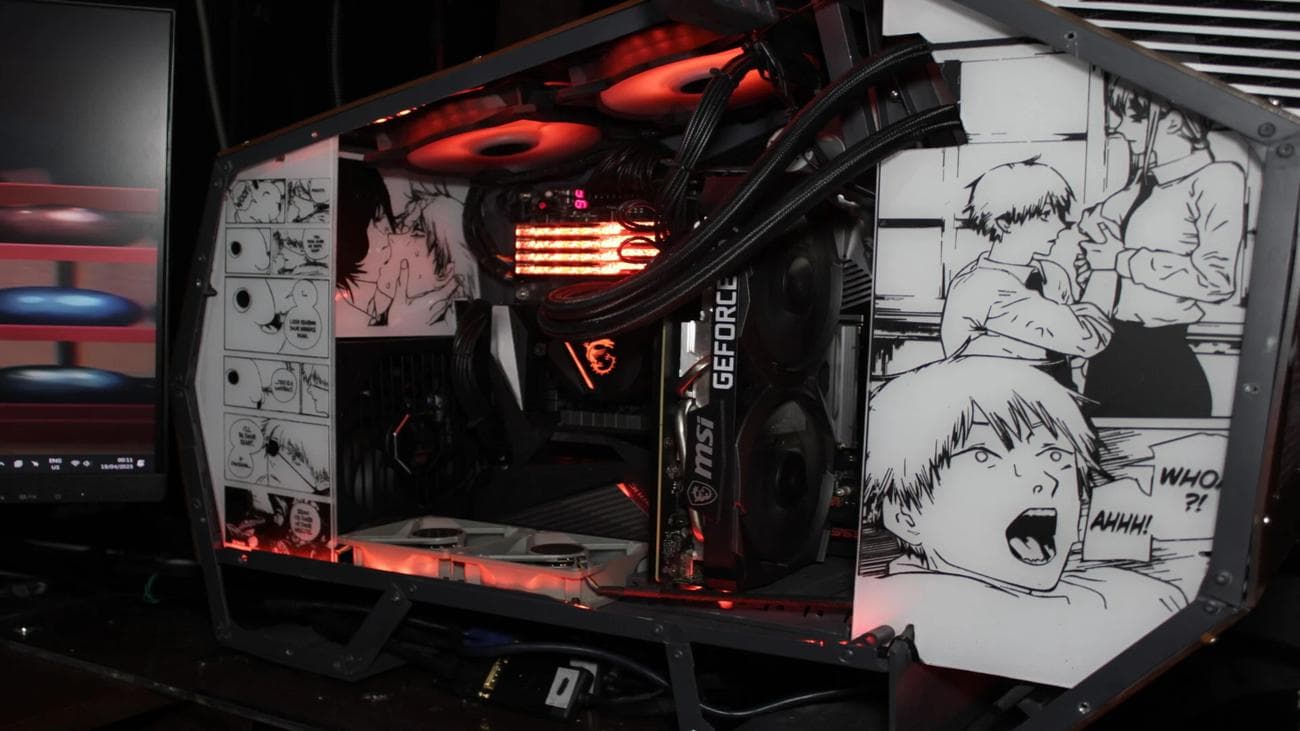 Anime που σχεδιάζονται στο πλάι του gaming PC της Pochita