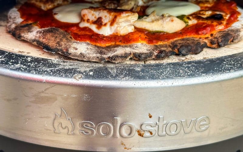 Solo Stove Pi Prime με πίτσα που μαγειρεύει μέσα