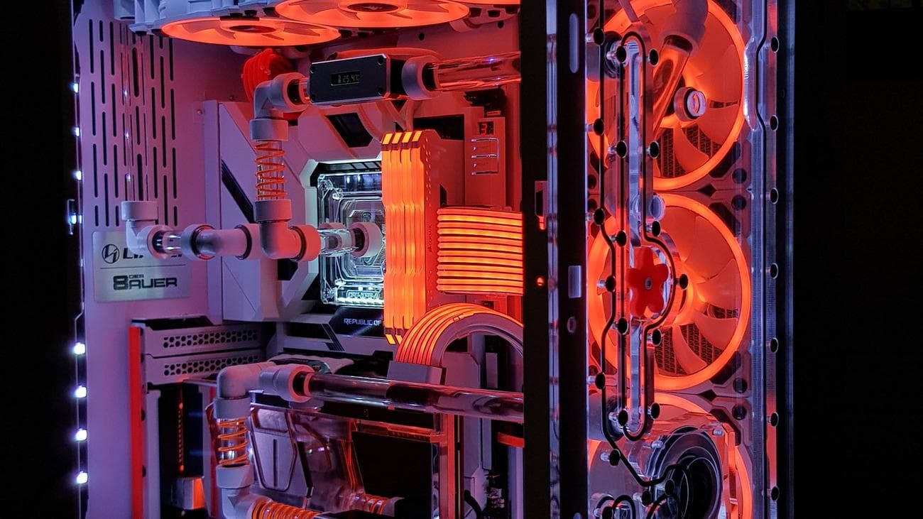 Το Star Wars gaming PC είναι λουσμένο σε ένα πορτοκαλί φως RGB