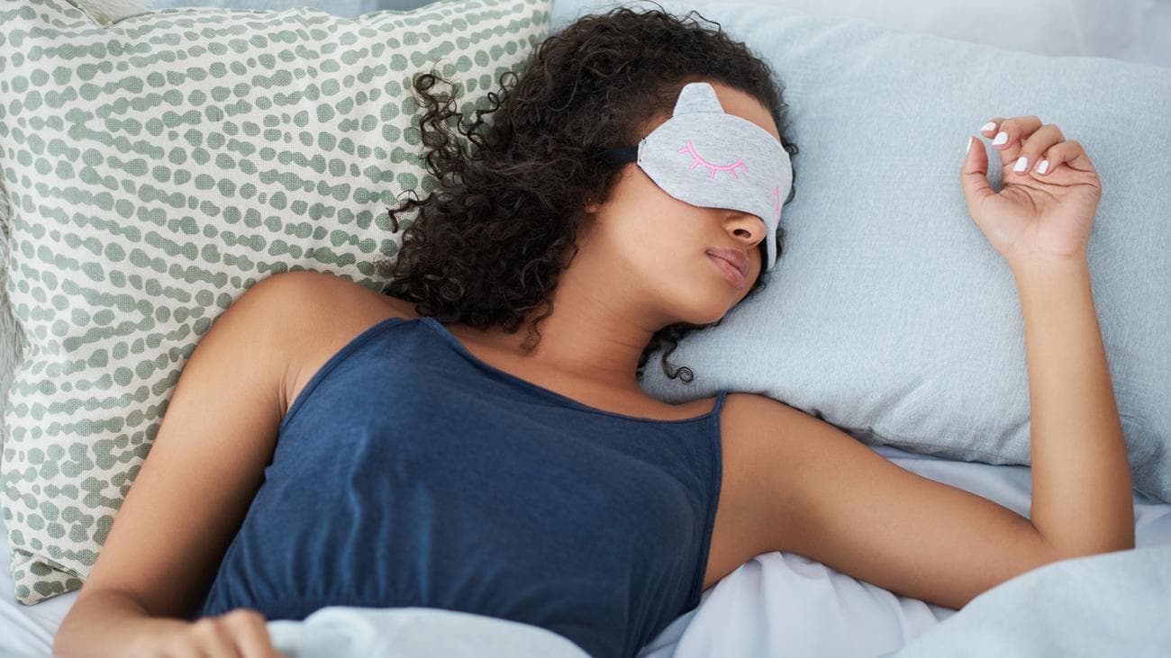 Γυναίκα κοιμισμένη με μάσκα ύπνου