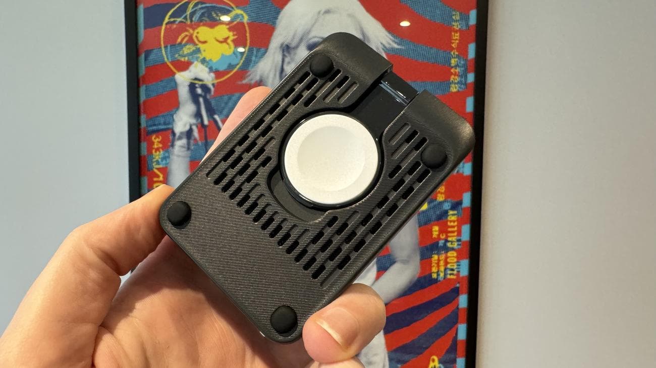 Anker MagGo Wireless Charging Station (αναδιπλούμενο 3-σε-1) που χρησιμοποιείται για τη φόρτιση iPhone, Apple Watch και AirPods