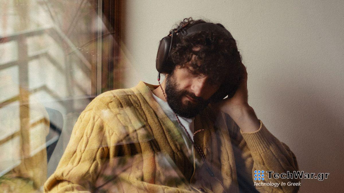 A model wear the new Meze Audio Liric 2nd Gen headphones