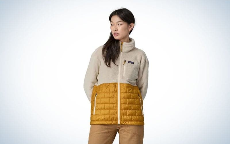 Ένα άτομο που φοράει το Hybrid fleece jacket της Patagonia σε απλό φόντο