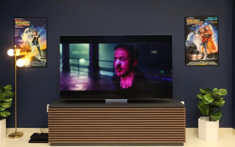 Τηλεόραση Samsung QN900D με Blade Runner στην οθόνη