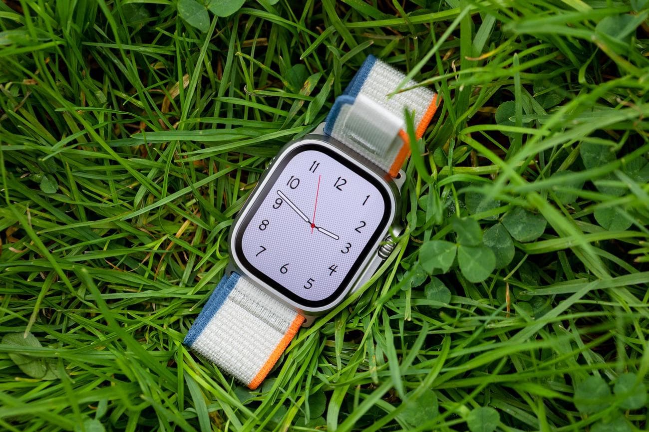 Το Apple Watch Ultra 2 στο γρασίδι.