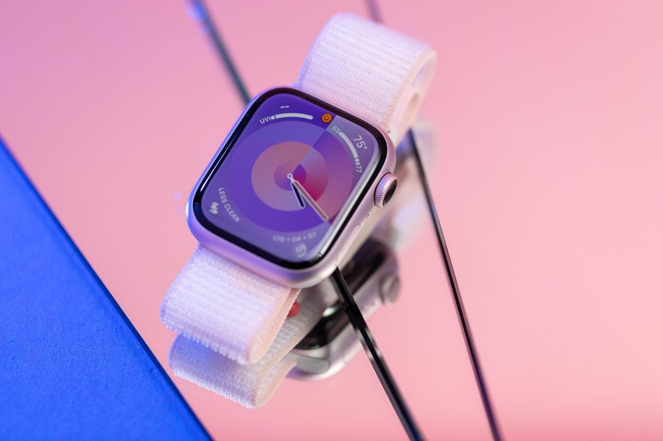 Pink Series 9 σε αντανακλαστική ροζ επιφάνεια.