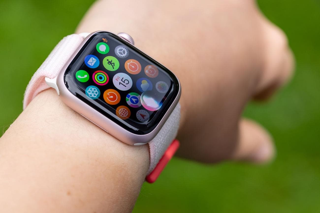 Apple Watch Series 9 με τραβηγμένο το Siri
