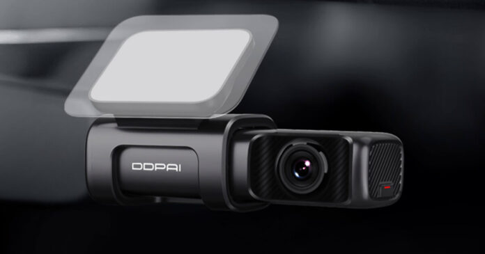  Το DDPAI Dash Cam Mini 5 είναι μια φουσκωμένη κάμερα αυτοκινήτου 4K.  Έχει έως 64 GB
