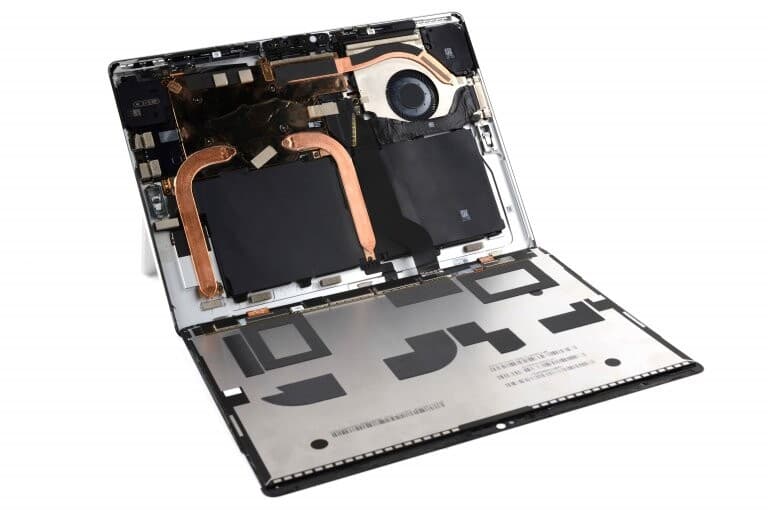 Surface Pro 11 με αποσυναρμολογημένη οθόνη