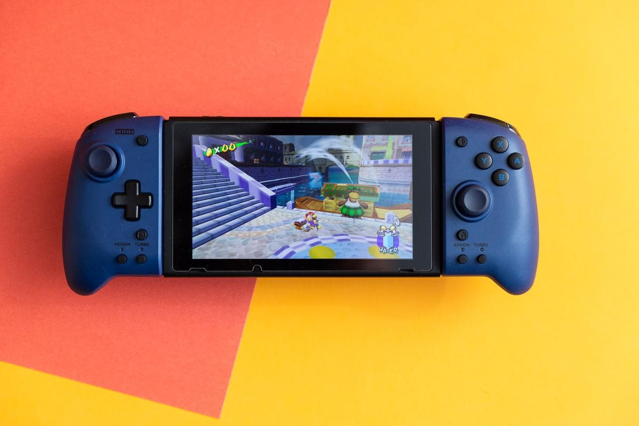Hori's Split Pad Pro are connected to a Nintendo Switch that is displaying Super Mario Sunshine.