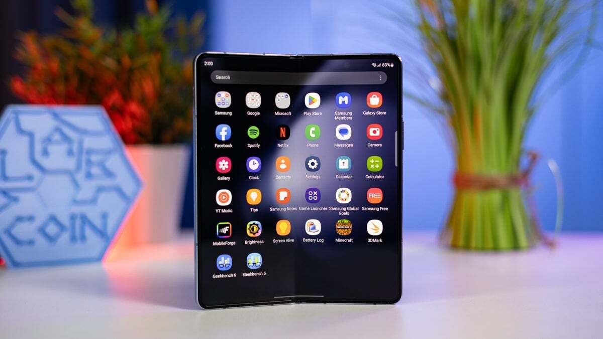 Samsung Galaxy Z Fold 5 |  Πίστωση εικόνας - PhoneArena - ειδικός στο Android Mishaal Rahman: Τα τηλέφωνα με ορθογώνια πλάκα μπορεί να έχουν πλατύσκαλο, αλλά όχι πτυσσόμενα