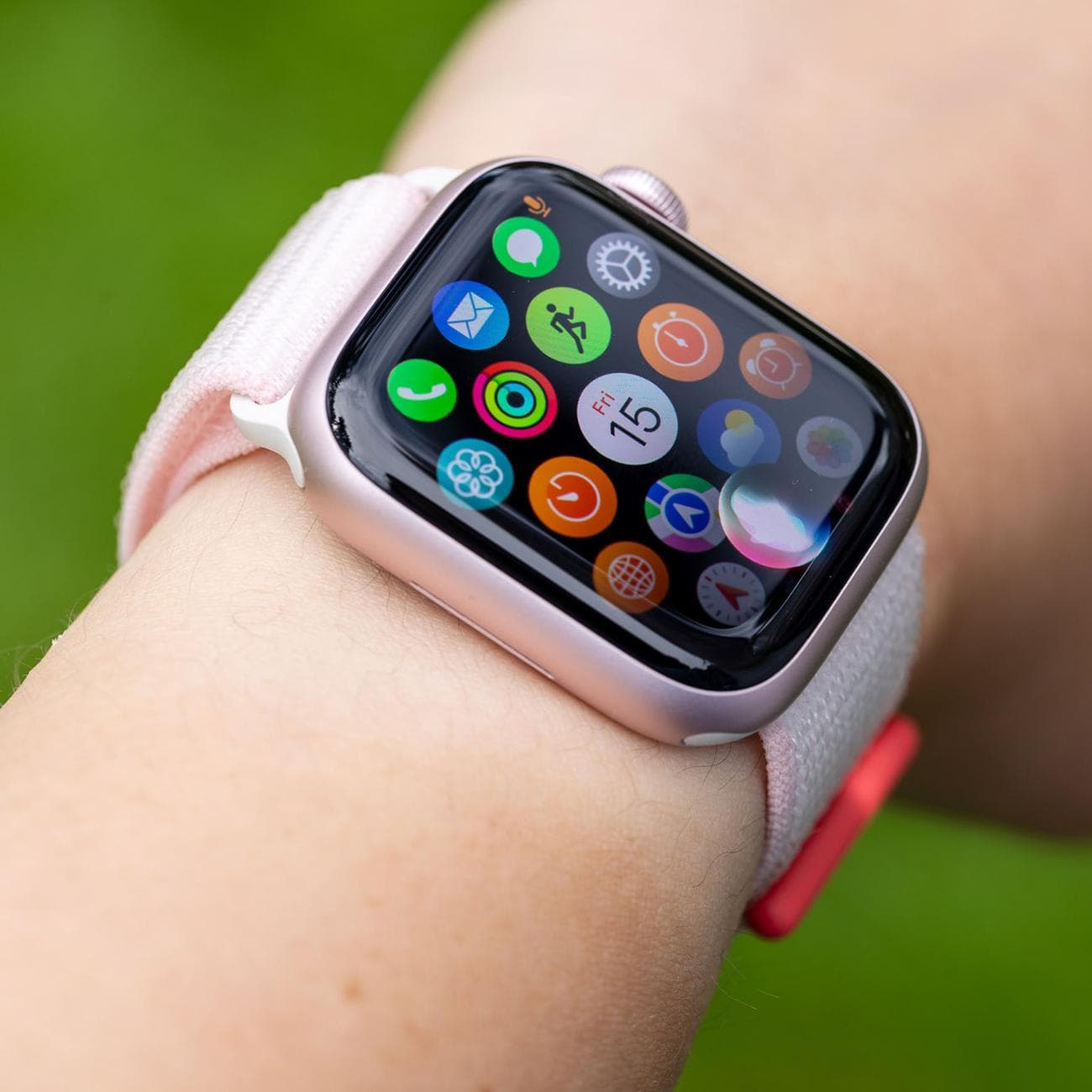 Apple Watch Series 9 με τραβηγμένο το Siri