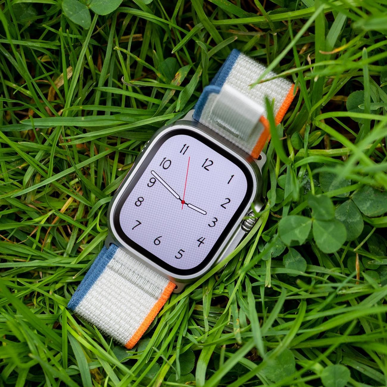 Το Apple Watch Ultra 2 στο γρασίδι.