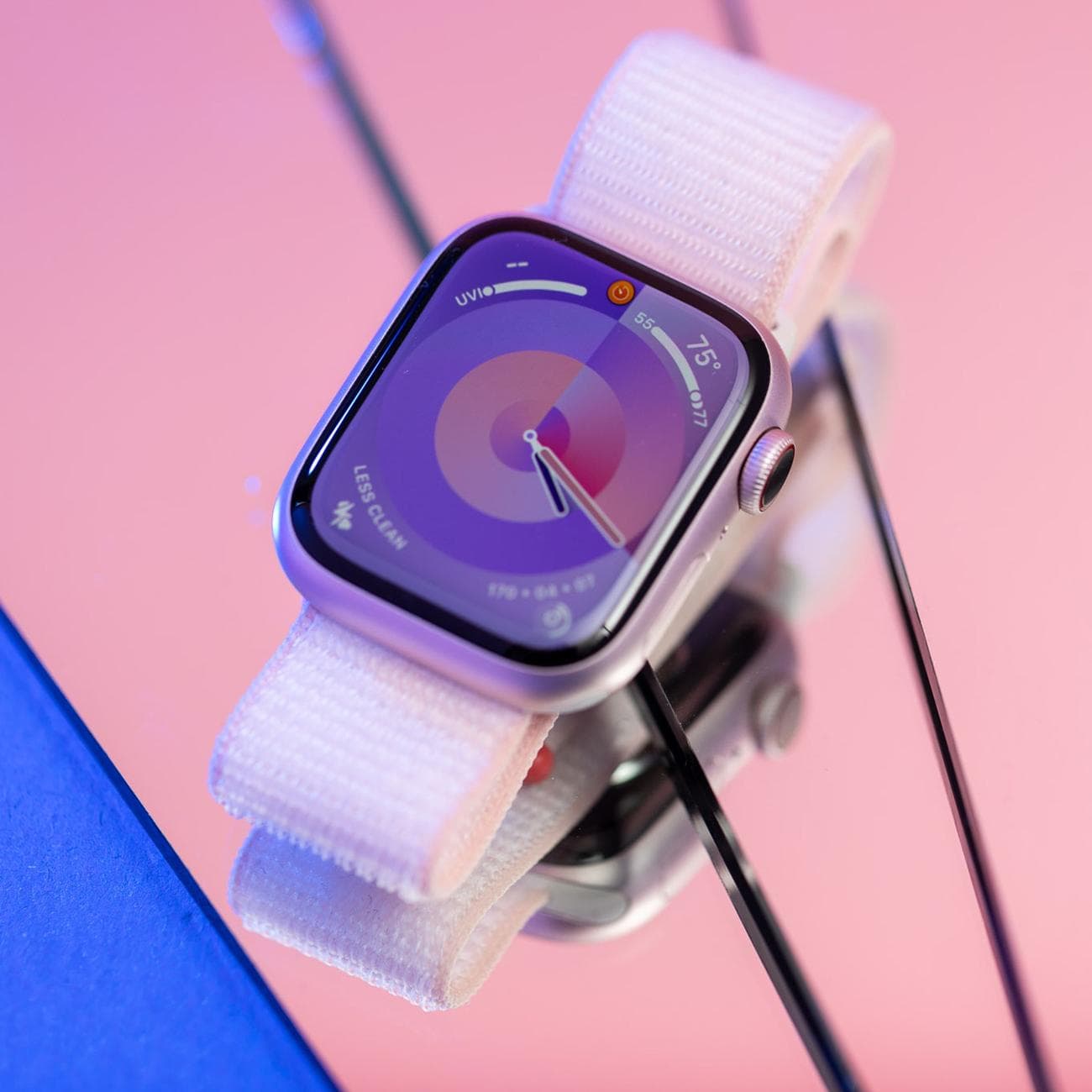 Pink Series 9 σε αντανακλαστική ροζ επιφάνεια.