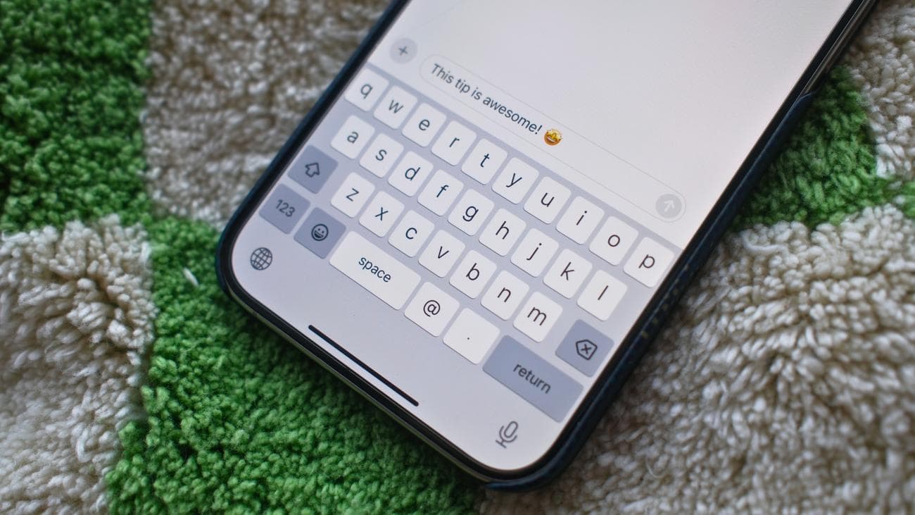 Πληκτρολόγιο iPhone 15 Pro Max σε πράσινο και λευκό καρό φόντο