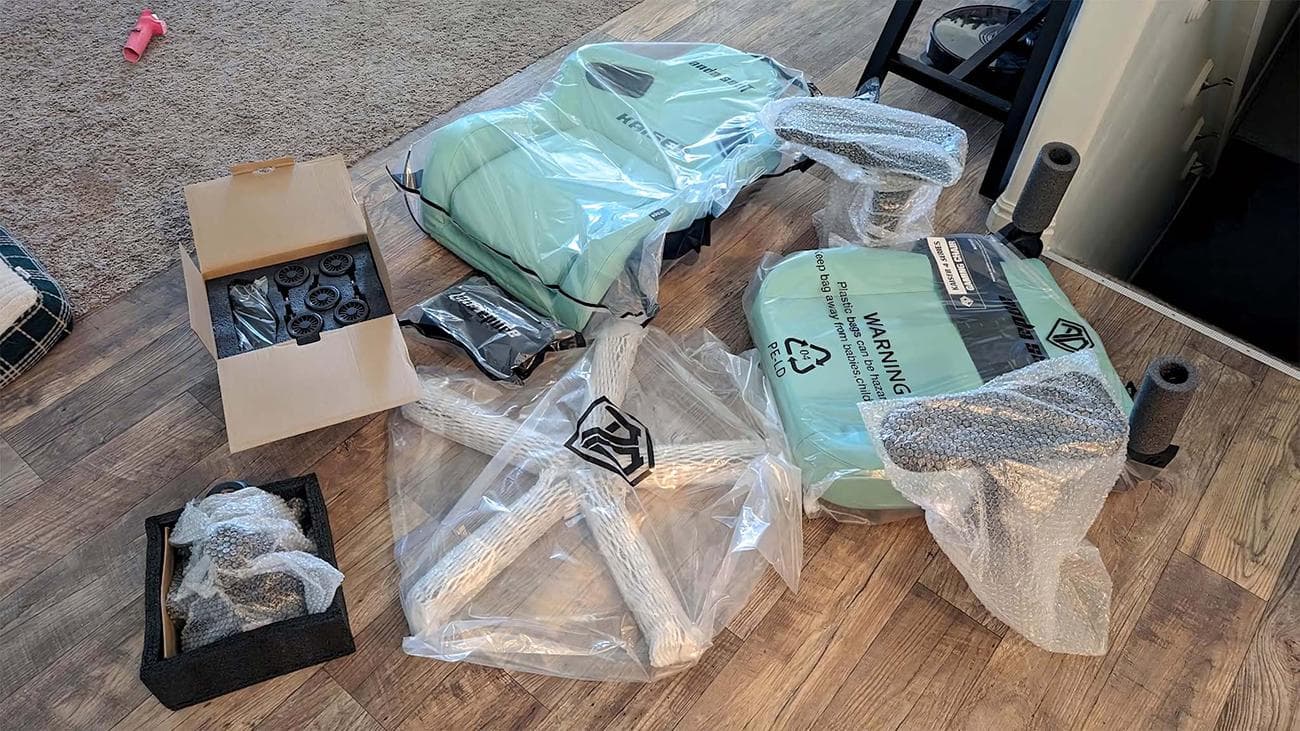 AndaSeat Kaiser 4 unassembled.