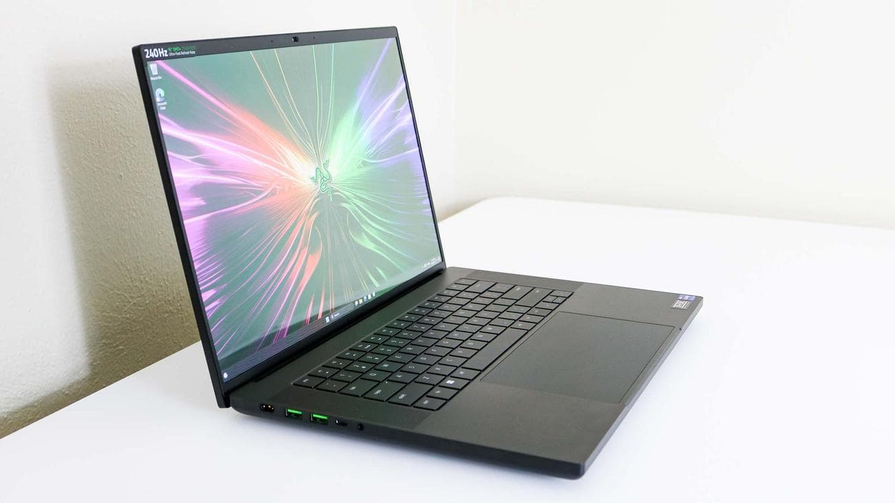 Το Razer Blade 16 (2024) σε ένα γραφείο υπό γωνία