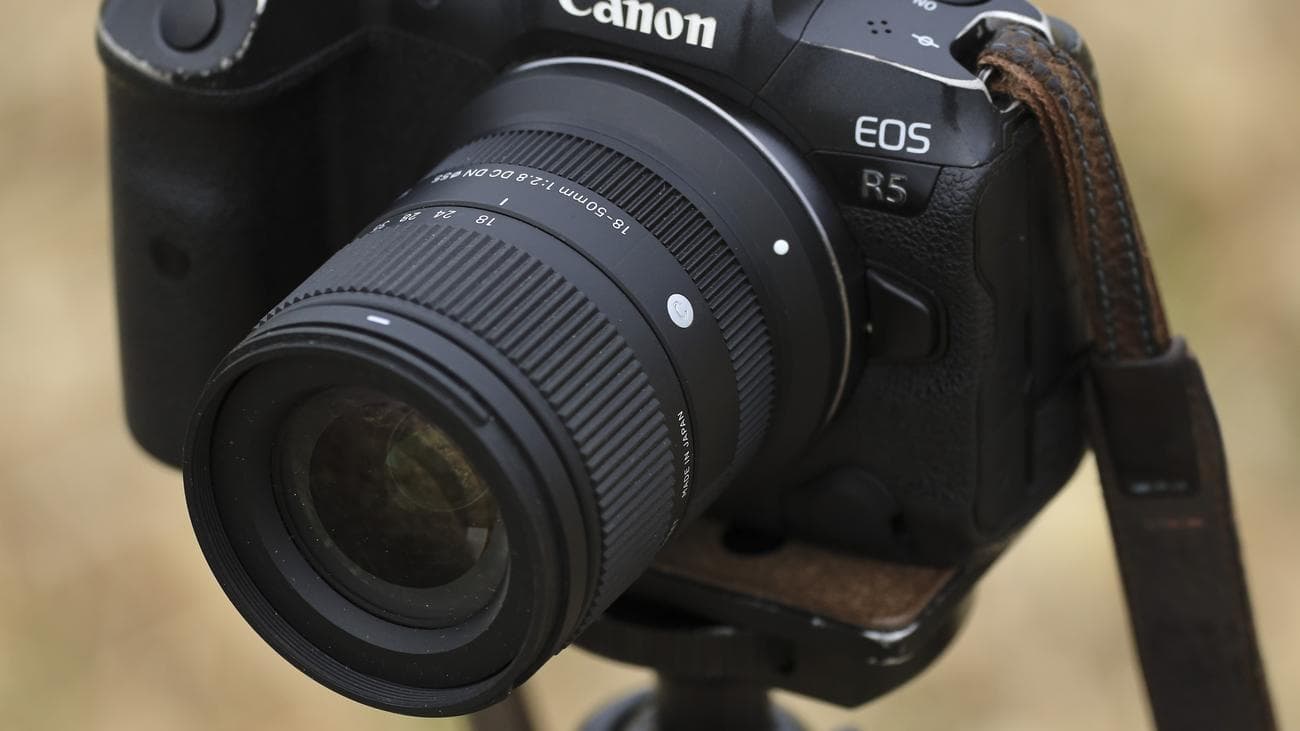 Sigma 18-50mm F2.8 DC DN Σύγχρονος φακός για βάση Canon RF, προσαρμοσμένος σε Canon EOS R5 σε εξωτερικούς χώρους μια ηλιόλουστη μέρα