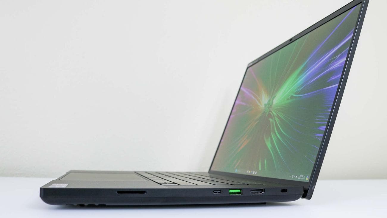 Οι θύρες της δεξιάς πλευράς στο Razer Blade 16 (2024)