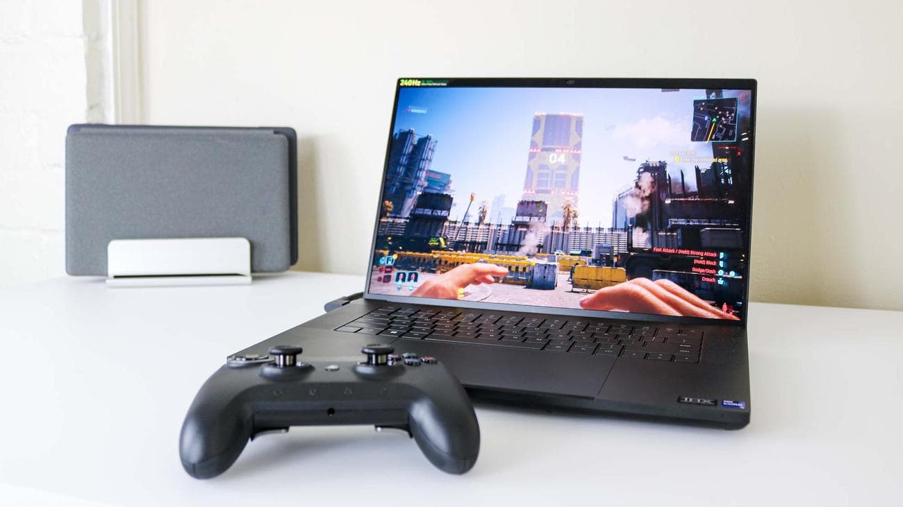 Το Razer Blade 16 (2024) σε γραφείο με χειριστήριο