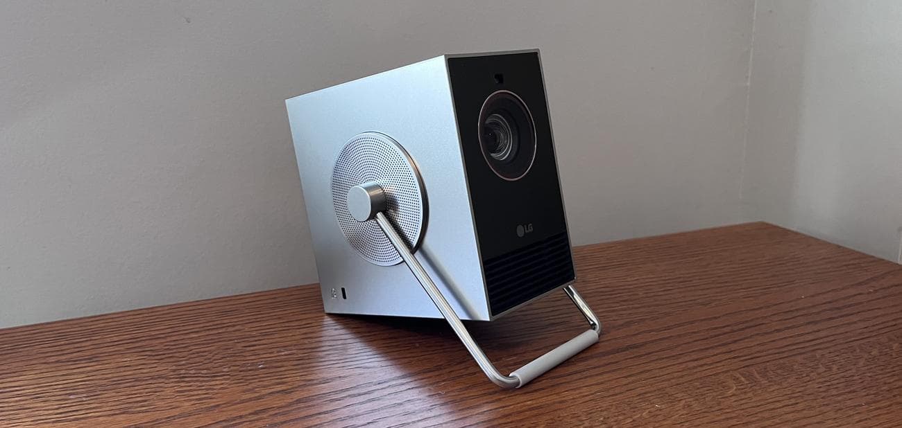 Προβολέας LG Cinebeam Q στο τραπέζι