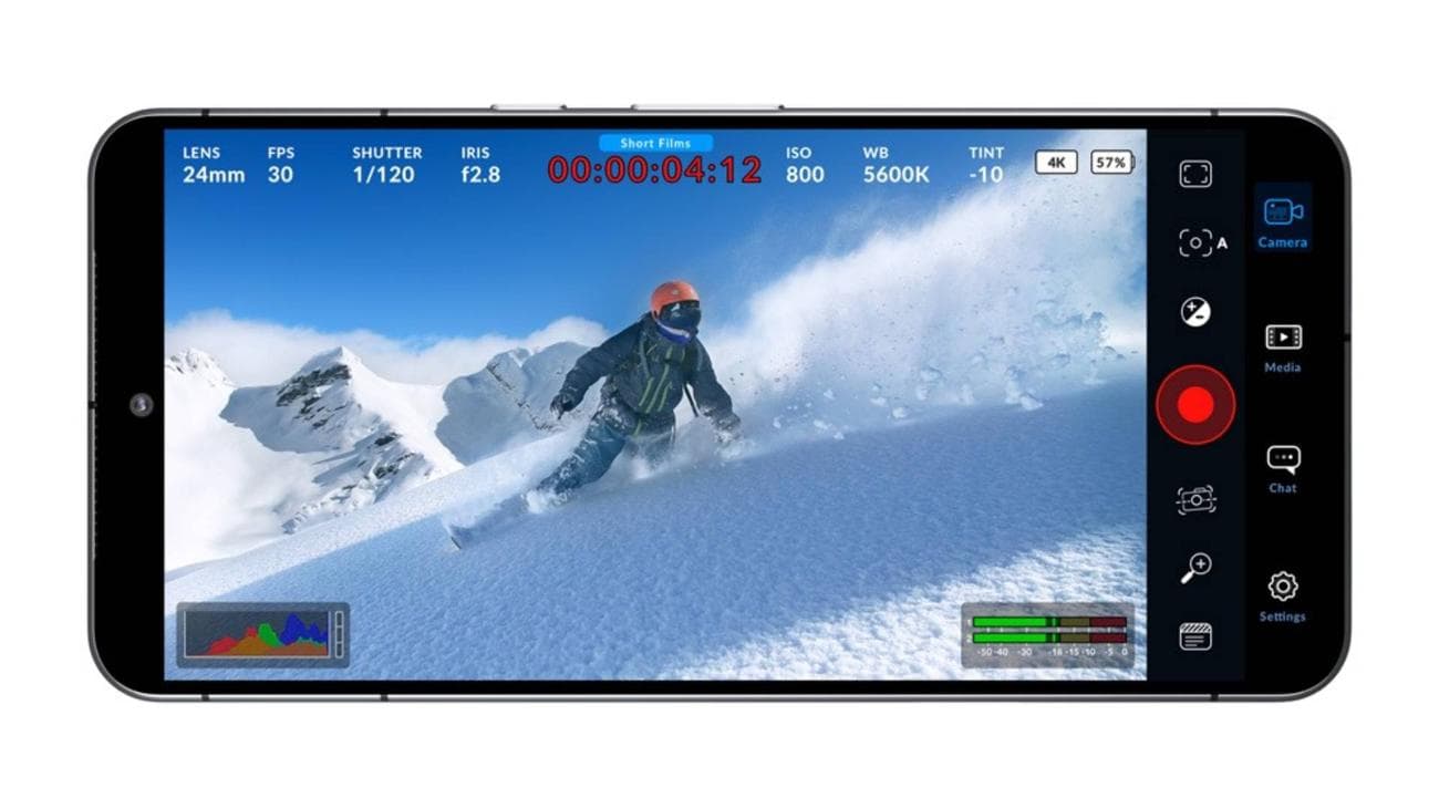 Διεπαφή χρήστη της εφαρμογής Blackmagic Camera σε άσπρο φόντο.