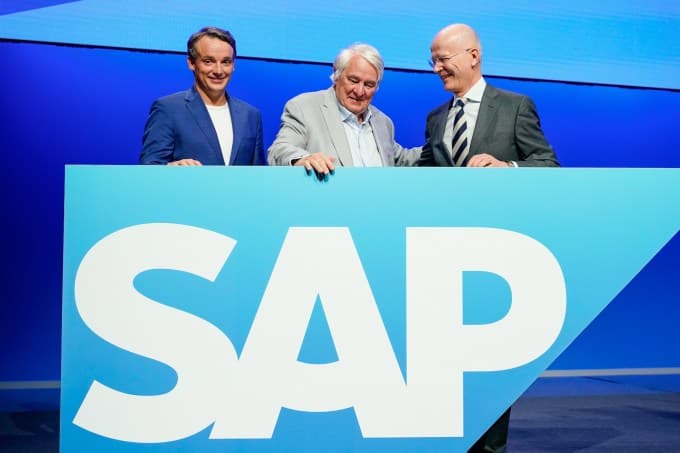Hasso Plattner (M), πρώην πρόεδρος της SAP, CEO Christian Klein (L) και πρόεδρος Pekka Ala-Pietilä