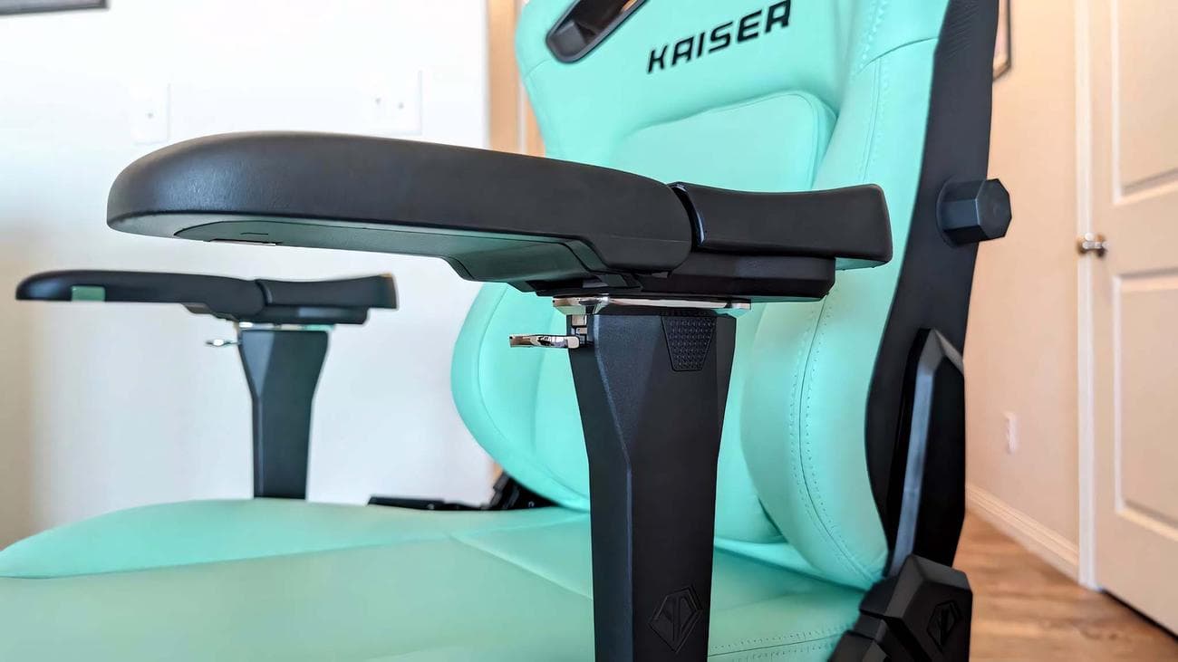AndaSeat Kaiser 4 armrest outside view.