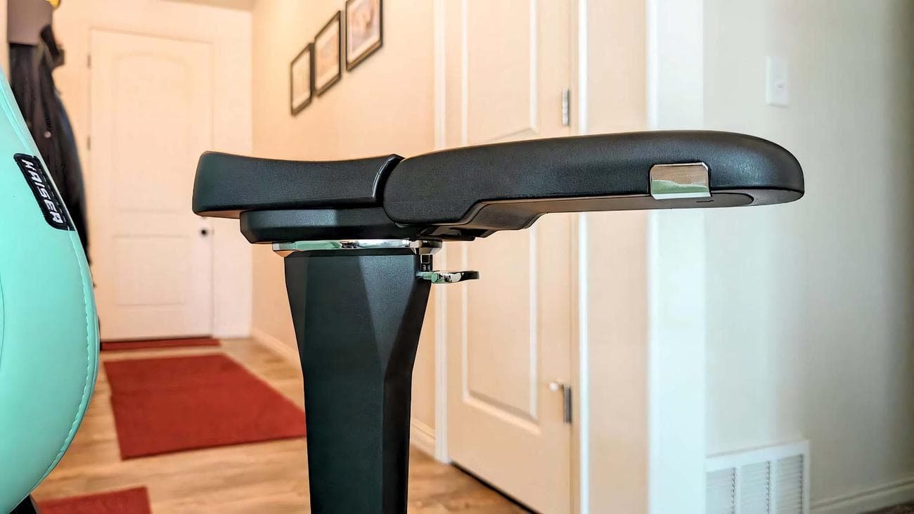 AndaSeat Kaiser 4 armrest