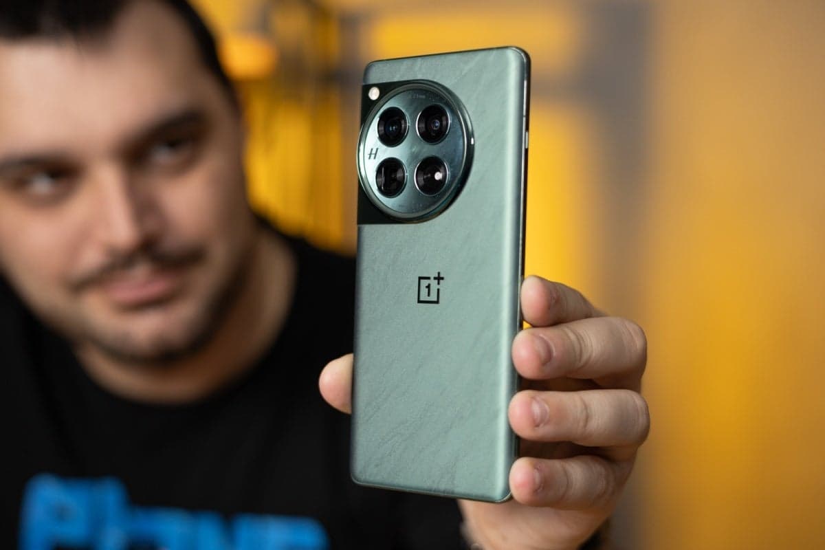 Το OnePlus 12 έρχεται με μεγαλύτερη μπαταρία και μεγαλύτερη μέση από το S24 Ultra.  |  Image Credit -- PhoneArena - Η τελευταία φήμη για το Galaxy S25 Ultra μπορεί να είναι καλά νέα για ορισμένους οπαδούς της Samsung, κακά για άλλους