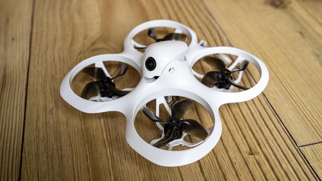 Drone BetaFPX Cetus X σε ξύλινο τραπέζι