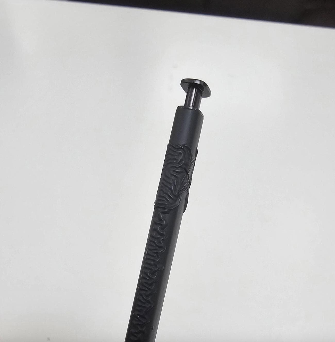 Το S Pen έχει κυματιστή υφή λόγω επαφής με κόλλα UV